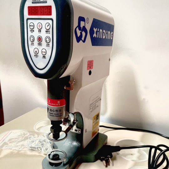 MÁY DẬP NÚT ĐỒNG ĐIỆN TỬ XINDING XD-818